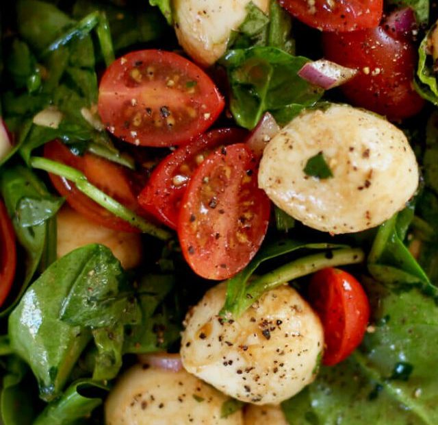A bowlful of spinach caprese salad.