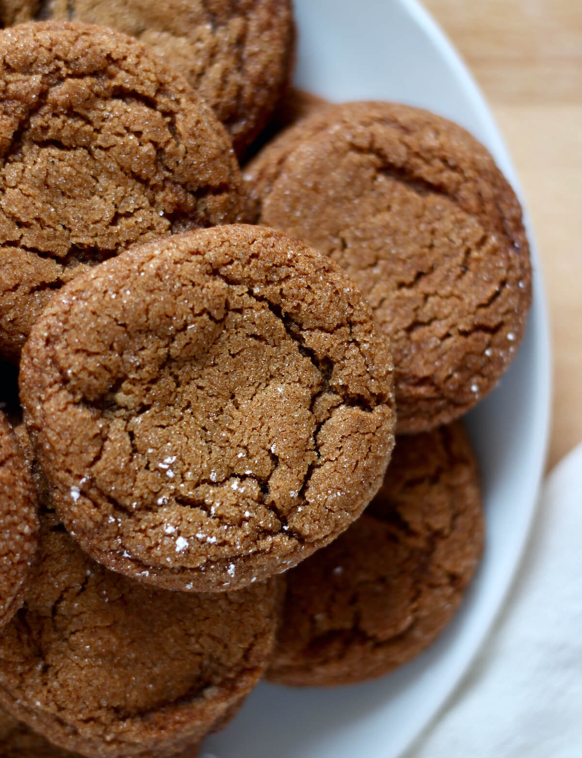 A plate of molasses crinkle cookies.