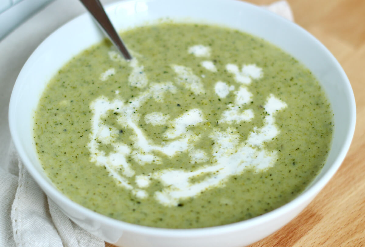 A bowlful of broccoli asparagus soup.