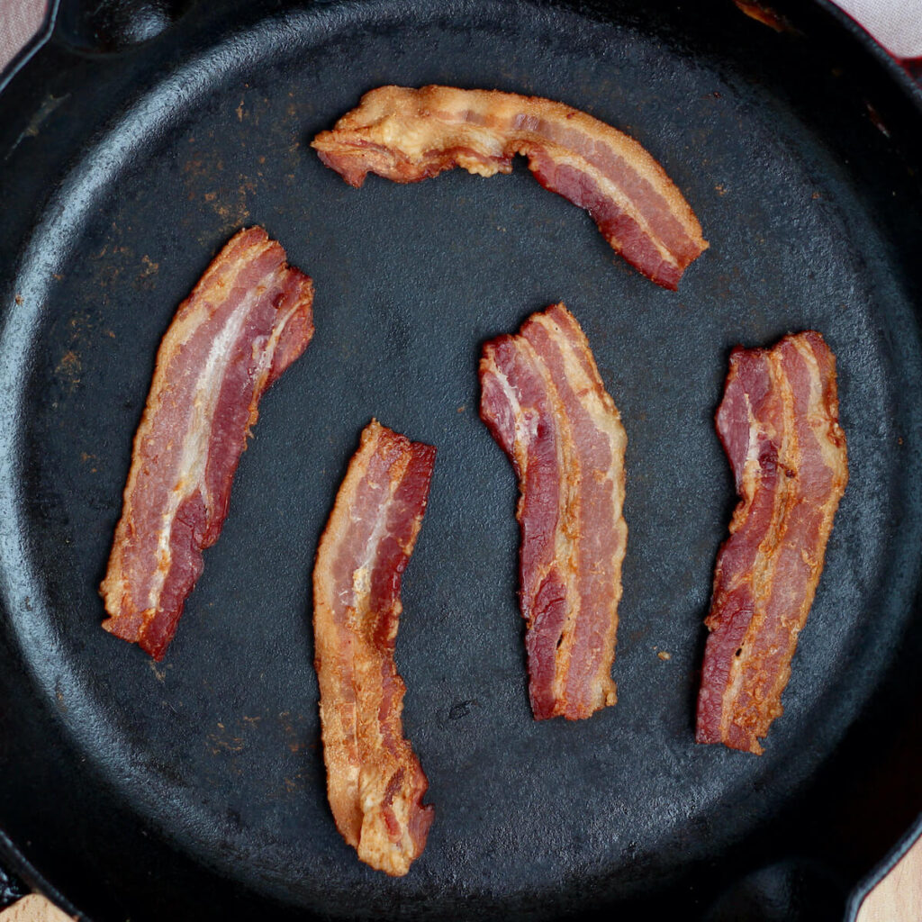How to Cook Bacon in a Cast Iron Skillet (Cast Iron Bacon) Everyday Homemade